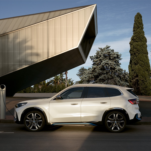 DIT IS DE iX1 eDRIVE20. 