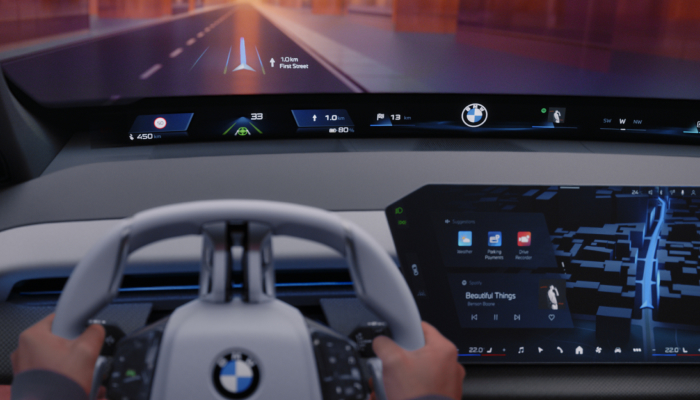 HANDEN AAN HET STUUR.