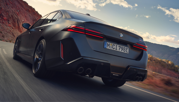 RACEGENEN IN MAATKOSTUUM.