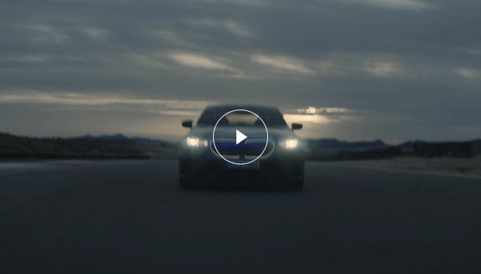 TWEE KARAKTERS, ÉÉN AUTO.